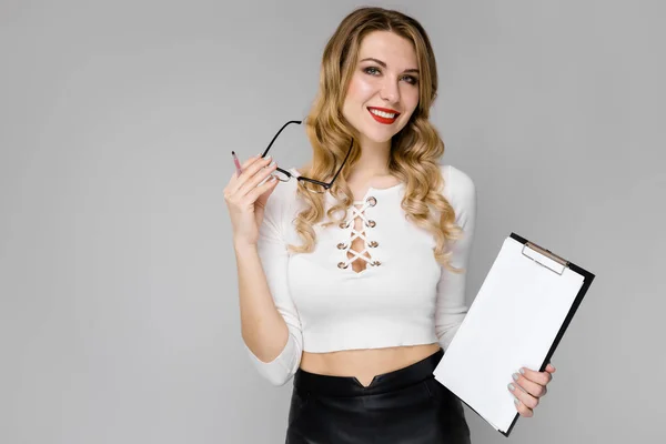 Mulher Loira Caucasiana Jovem Atraente Roupa Casual Mostrando Expressões Diferentes — Fotografia de Stock