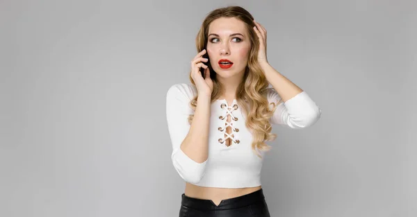 Ελκυστική Νεαρή Γυναίκα Καυκάσιος Ξανθά Απλό Ντύσιμο Ποζάρει Smartphone Και — Φωτογραφία Αρχείου