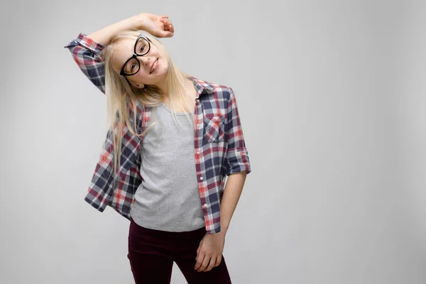 Bastante Caucásico Rubia Adolescente Con Camisa Cuadros Gafas Que Muestran — Foto de Stock