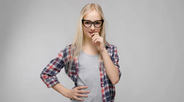 Bastante Caucásico Rubia Adolescente Con Camisa Cuadros Gafas Que Muestran —  Fotos de Stock