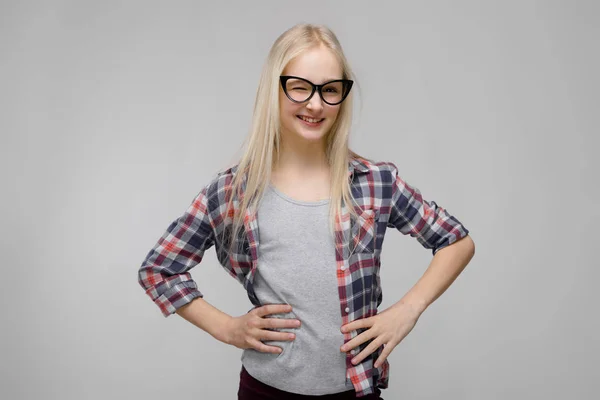 Menina Adolescente Loira Muito Caucasiana Camisa Xadrez Óculos Mostrando Diferentes — Fotografia de Stock