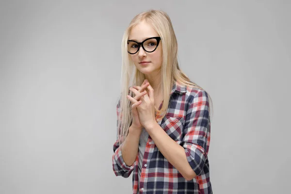 Menina Adolescente Loira Muito Caucasiana Camisa Quadriculada Óculos Mostrando Diferentes — Fotografia de Stock