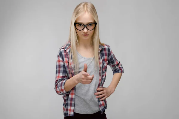 Hübsche Kaukasische Blonde Teenagerin Kariertem Hemd Und Brille Mit Unterschiedlichen — Stockfoto