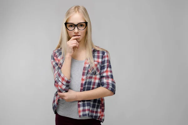 Dość Kaukaski Blond Nastolatkę Kraciaste Koszule Okulary Wyświetlono Różnych Emocjonalnych — Zdjęcie stockowe