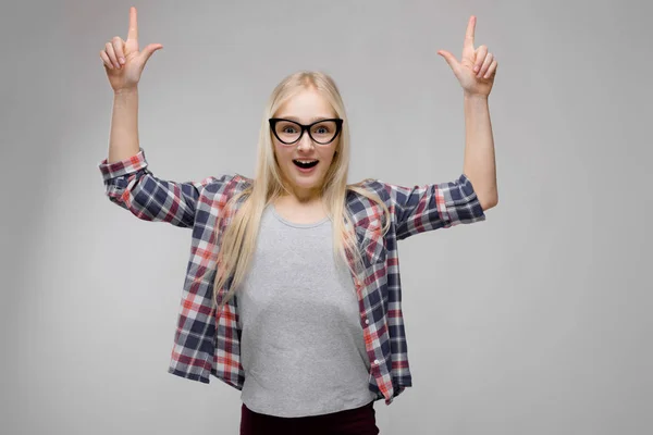 Docela Kavkazské Blondýna Dospívající Dívka Kostkované Košili Brýle Zobrazující Různé — Stock fotografie