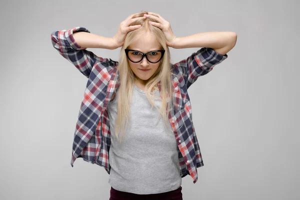 Mooie Kaukasische Blond Tienermeisje Geruite Shirt Glazen Verschillende Emotionele Expressies — Stockfoto