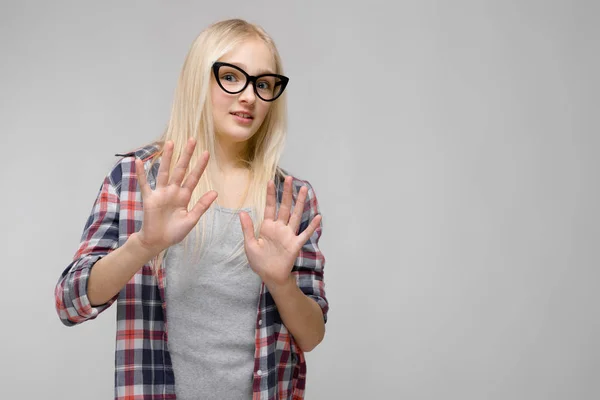 Bastante Caucásico Rubia Adolescente Con Camisa Cuadros Gafas Que Muestran — Foto de Stock