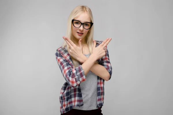 Hübsche Kaukasische Blonde Teenagerin Kariertem Hemd Und Brille Mit Unterschiedlichen — Stockfoto