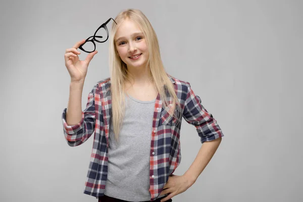 Hübsche Kaukasische Blonde Teenagerin Kariertem Hemd Die Verschiedene Gefühlsausdrücke Einer — Stockfoto