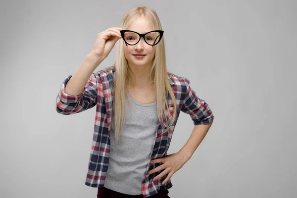 Menina Adolescente Loira Muito Caucasiana Camisa Quadriculada Mostrando Diferentes Expressões — Fotografia de Stock