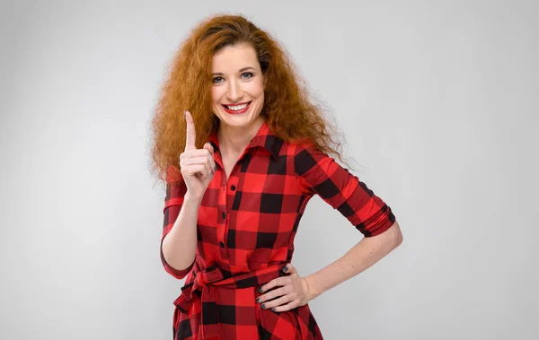 Mulher Branca Ruiva Encaracolado Bonita Vestido Vermelho Xadrez Mostrando Diferentes — Fotografia de Stock