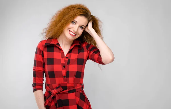 Mulher Branca Ruiva Encaracolado Bonita Vestido Vermelho Xadrez Mostrando Diferentes — Fotografia de Stock