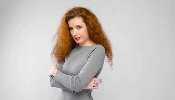 Vackra Lockiga Redhead Kaukasiska Kvinna Grå Klänning Visar Olika Känslouttryck — Stockfoto