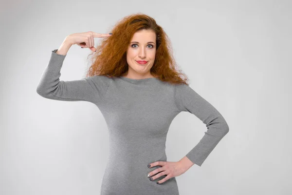 Schöne Lockige Rothaarige Kaukasische Frau Grauen Kleid Die Verschiedene Emotionale — Stockfoto