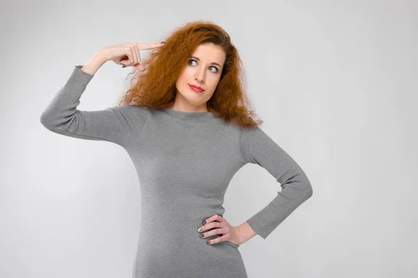 Schöne Lockige Rothaarige Kaukasische Frau Grauen Kleid Die Verschiedene Emotionale — Stockfoto