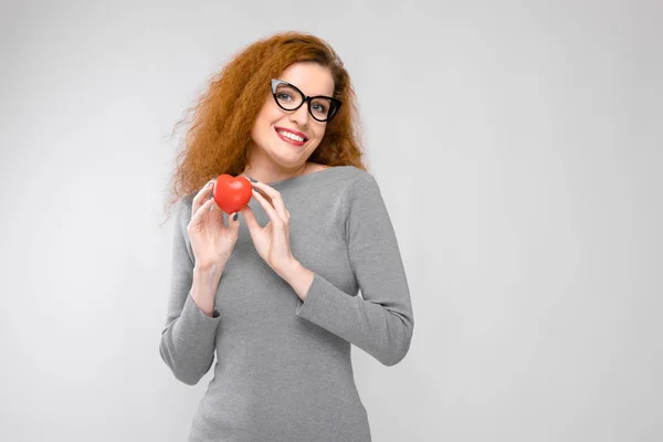 Bella Rossa Riccia Donna Caucasica Occhiali Abito Grigio Che Mostra — Foto Stock