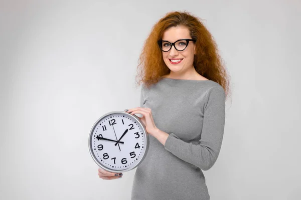 Kaukasische Vrouw Mooi Krullend Roodharige Glazen Grijs Jurk Tonen Verschillende — Stockfoto