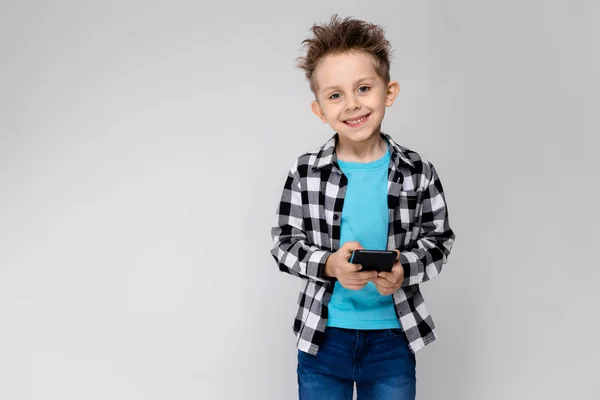 Nice Förskolebarn Kaukasiska Pojke Casual Outfit Poserar Med Smartphone Som — Stockfoto