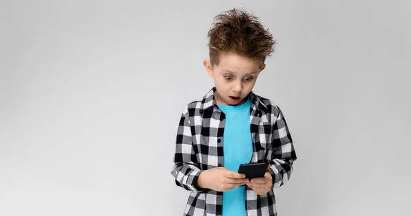 Nice Preschooler Kavkazský Boy Neformální Oblek Pózuje Smartphone Zobrazující Různé — Stock fotografie