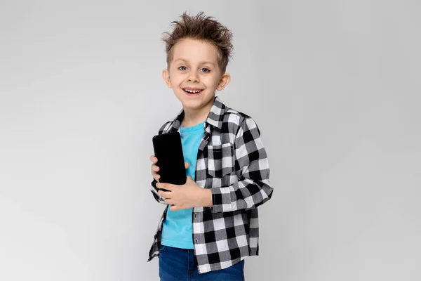 Ωραίο Preschooler Καυκάσιος Αγόρι Στο Casual Ντύσιμο Ποζάρει Smartphone Που — Φωτογραφία Αρχείου
