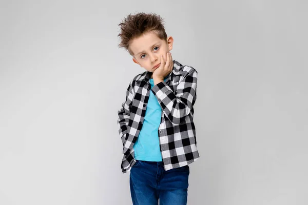 Schöne Kaukasische Vorschulkind Junge Lässigem Outfit Zeigt Verschiedene Ausdrücke Auf — Stockfoto