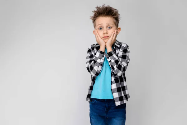 Schöne Kaukasische Vorschulkind Junge Lässigem Outfit Zeigt Verschiedene Ausdrücke Auf — Stockfoto