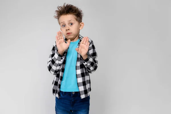 Niño Preescolar Caucásico Agradable Traje Casual Que Muestra Diferentes Expresiones —  Fotos de Stock