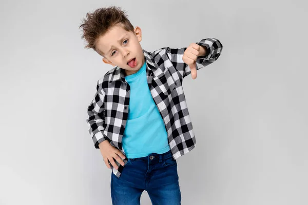 Bom Menino Pré Escolar Caucasiano Roupa Casual Mostrando Expressões Diferentes — Fotografia de Stock