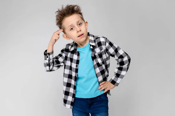 Bom Menino Pré Escolar Caucasiano Roupa Casual Mostrando Expressões Diferentes — Fotografia de Stock