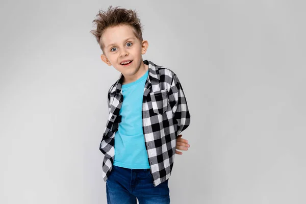 Niño Preescolar Caucásico Agradable Traje Casual Que Muestra Diferentes Expresiones —  Fotos de Stock