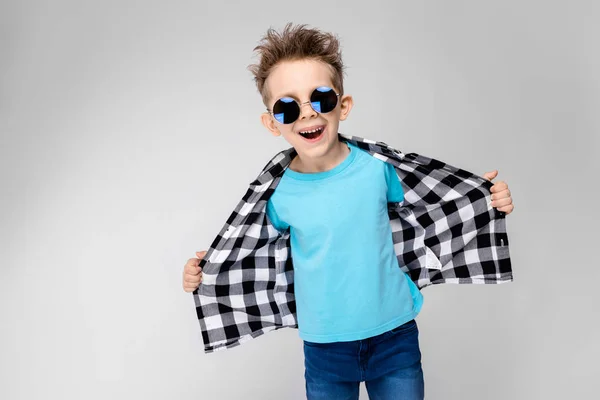 Nice Preschooler Kavkazský Boy Neformální Oblek Sluneční Brýle Zobrazující Různé — Stock fotografie