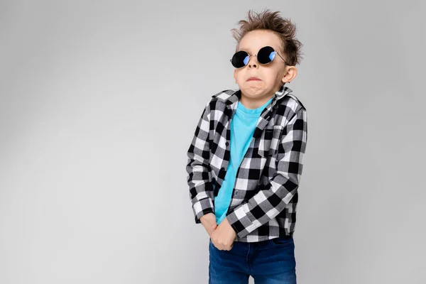 Niño Caucásico Traje Casual Gafas Sol Redondas Que Muestran Diferentes —  Fotos de Stock
