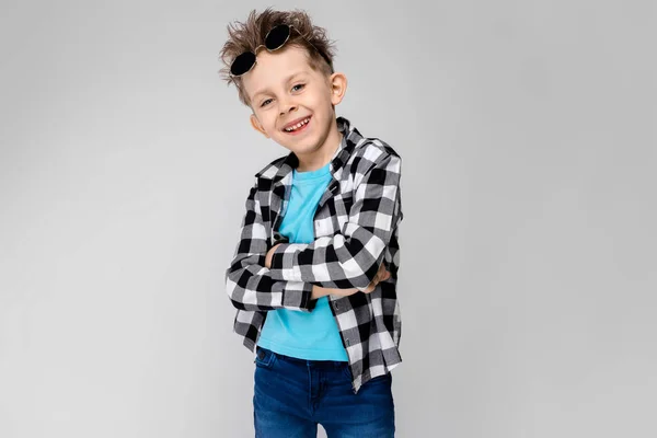Ωραίο Preschooler Καυκάσιος Αγόρι Στο Casual Ντύσιμο Και Στρογγυλά Γυαλιά — Φωτογραφία Αρχείου
