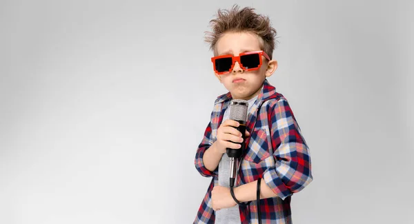Niño Caucásico Traje Casual Posando Gafas Sol Fiesta Con Micrófono —  Fotos de Stock