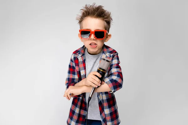 Niño Caucásico Traje Casual Posando Gafas Sol Fiesta Con Micrófono —  Fotos de Stock