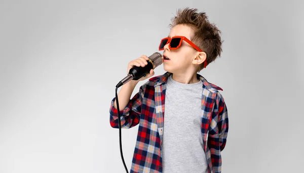 Nice Preschooler Kavkazský Boy Neformální Oblek Pózuje Party Brýle Mikrofonem — Stock fotografie
