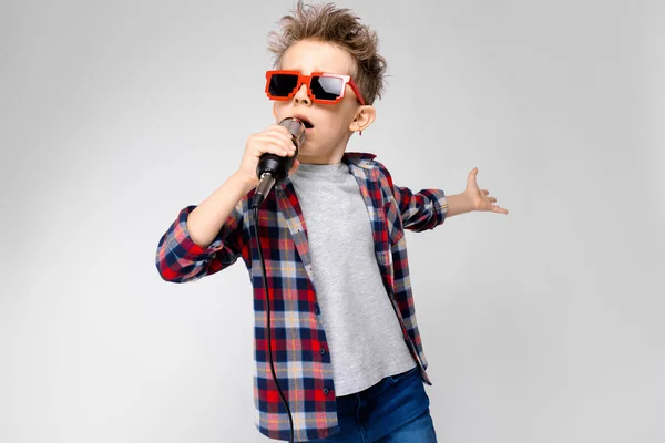 Ładne Przedszkolak Kaukaski Chłopiec Dorywczo Strój Pozowanie Okulary Party Mikrofonem — Zdjęcie stockowe