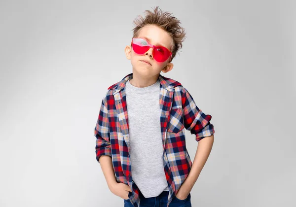 Netter Kaukasischer Vorschuljunge Lässigem Outfit Und Roter Sonnenbrille Mit Verschiedenen — Stockfoto