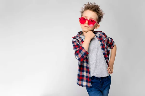 Bom Menino Pré Escolar Caucasiano Roupa Casual Óculos Sol Vermelhos — Fotografia de Stock