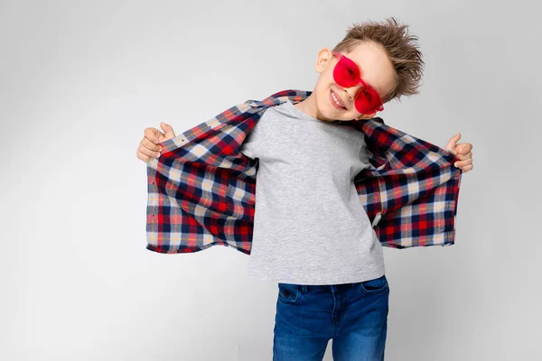 Trevliga Kaukasiska Förskolebarn Pojke Casual Outfit Och Röda Solglasögon Visar — Stockfoto