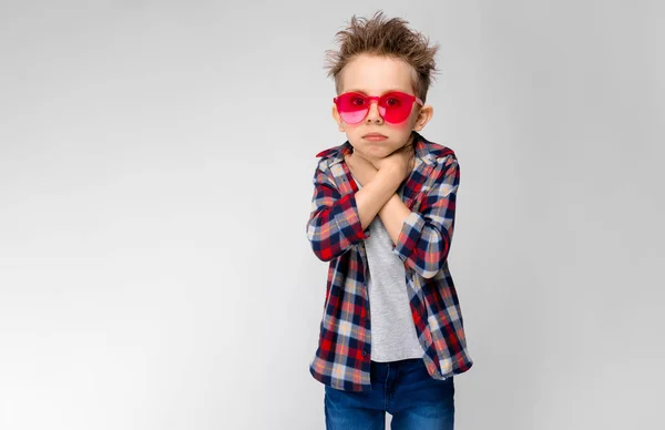 Bonito Niño Preescolar Caucásico Traje Casual Gafas Sol Rojas Que —  Fotos de Stock