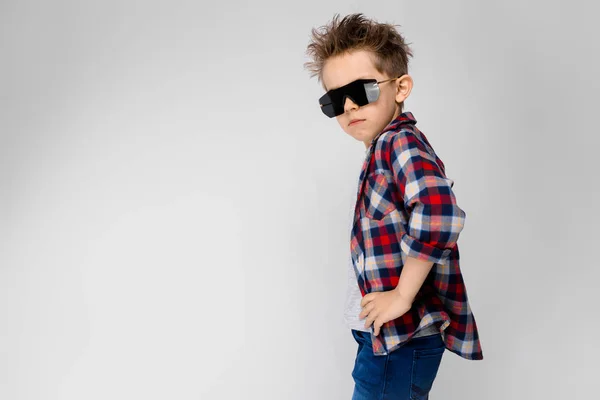 Mooie Kaukasische Peuter Jongen Casual Outfit Zonnebril Tonen Verschillende Uitdrukkingen — Stockfoto