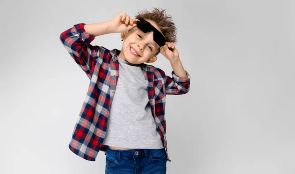 Pěkný Kavkazské Preschooler Boy Neformálním Oblečení Brýle Zobrazující Různé Výrazy — Stock fotografie