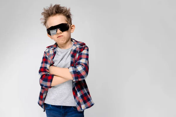 Netter Kaukasischer Vorschuljunge Lässigem Outfit Und Sonnenbrille Mit Verschiedenen Ausdrücken — Stockfoto