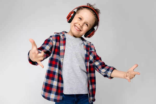 Niño Preescolar Caucásico Agradable Traje Casual Posando Con Auriculares Rojos —  Fotos de Stock
