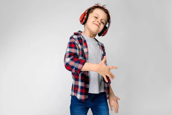 Nice Caucasian Preschooler Boy Casual Outfit Posing Red Headphones Showing — Stock Photo, Image