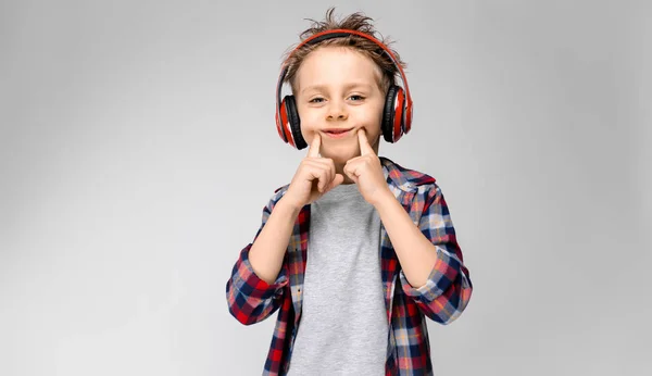 Хороший Кавказький Хлопчик Дошкільника Повсякденному Вбранні Позує Червоними Навушниками Демонструє — стокове фото