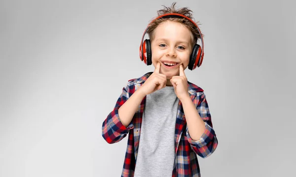 Bonito Niño Preescolar Caucásico Traje Casual Posando Con Auriculares Rojos —  Fotos de Stock