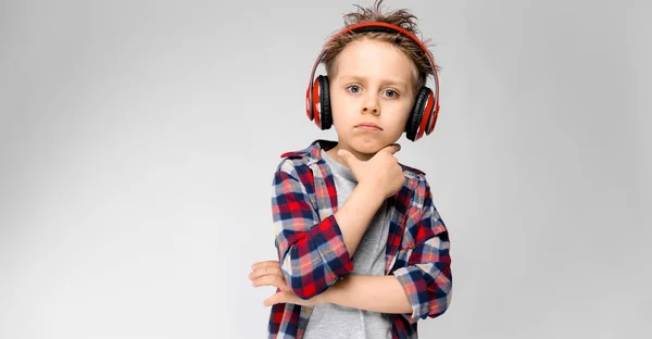Nice Caucasian Preschooler Boy Casual Outfit Posing Red Headphones Showing — Stock Photo, Image