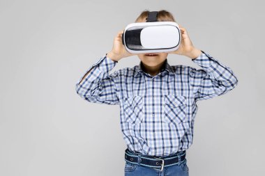 Vr gözlükle gri arka plan üzerinde sevimli küçük çocuk portresi